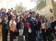  بالصور: الأب قسطنين نصار ينظم جولة لزيارة الاماكن المقدسة في قرية عين كارم